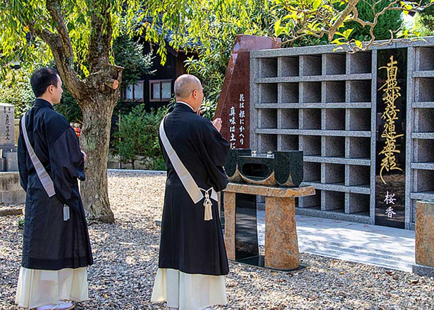 妙法寺で納骨と供養を行う様子