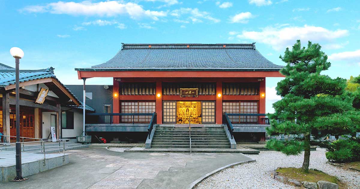 令和8年7月の行事予定を案内する妙法寺の本堂