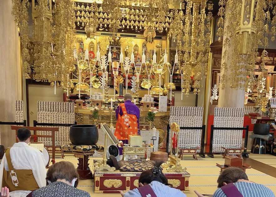 寺院での納骨とお盆行事として行われる法要の様子