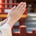 厄払いの祈願としてお寺で合掌する様子