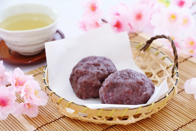 春のお彼岸に供えるぼたもちと桜の花　妙法寺が伝える供養と仏事の考え方