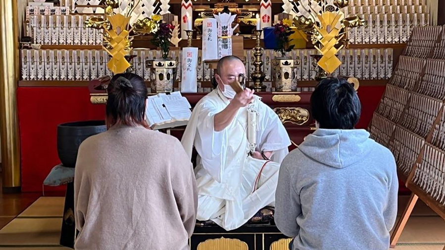 御祈祷を行う一乗山妙法寺住職の様子