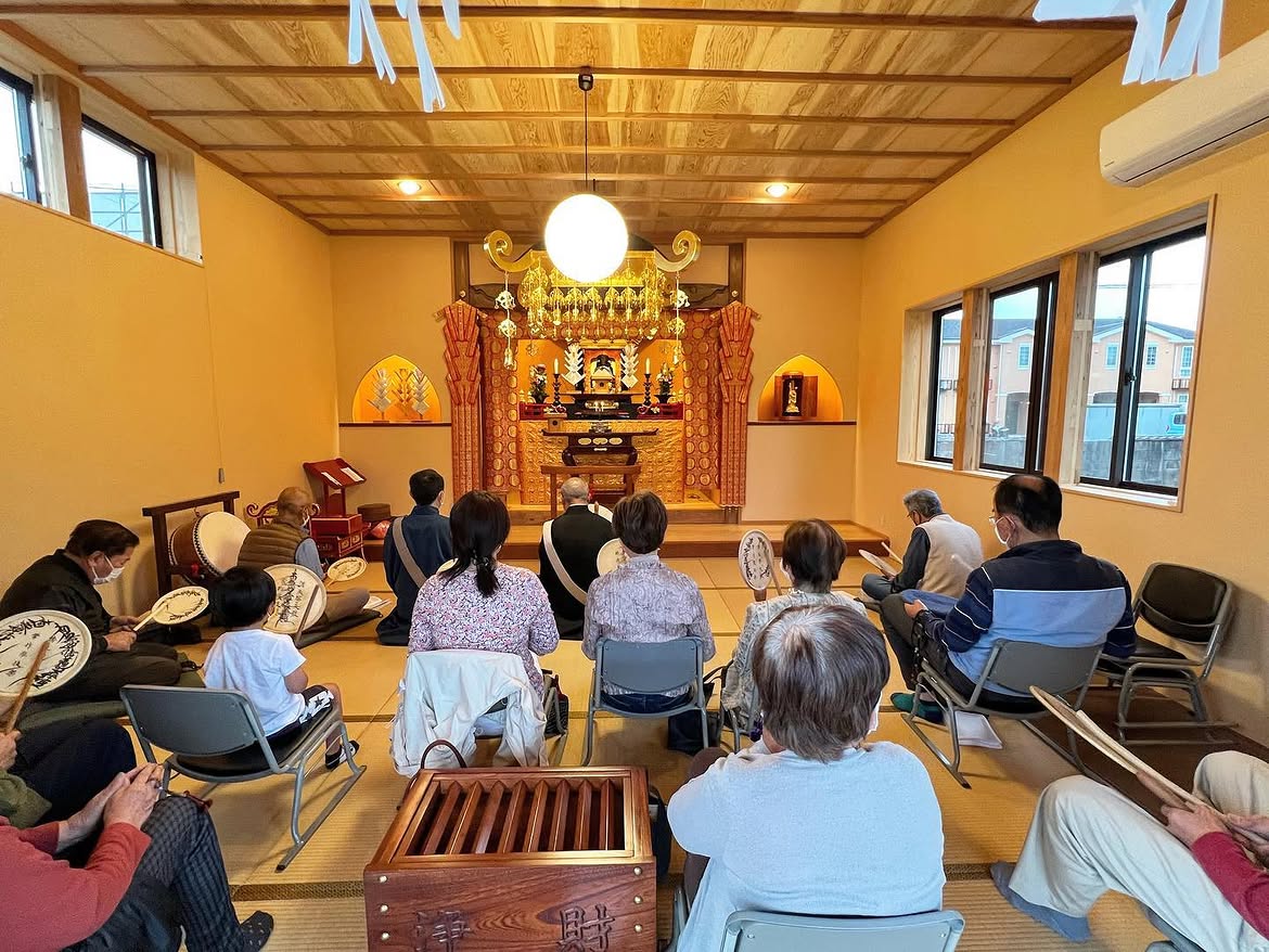 妙法寺の自我偈行の様子